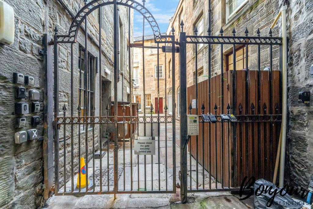 Spacious 2Br-1Ba - Grassmarket - Free Parking By Bonjour Residences エディンバラ エクステリア 写真