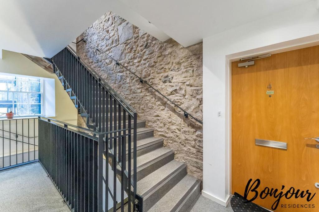 Spacious 2Br-1Ba - Grassmarket - Free Parking By Bonjour Residences エディンバラ エクステリア 写真
